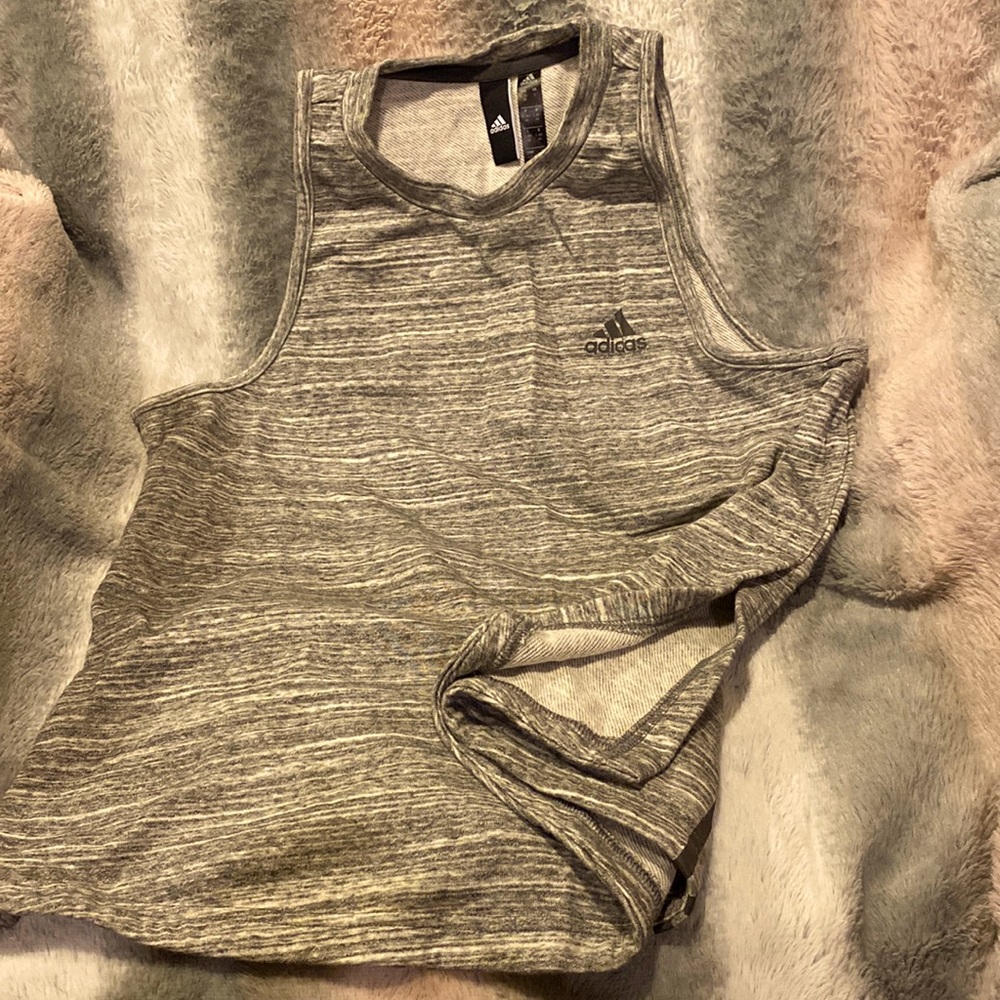 Adorable workout top!